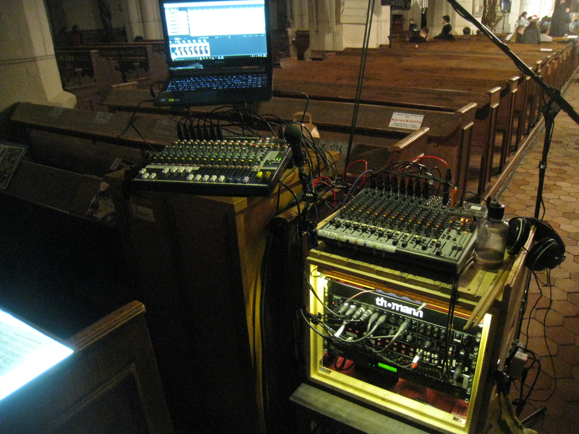 FOH-Setup mit Mischpult und Audio-Kiste auf einem Schulkonzert in der Kirche